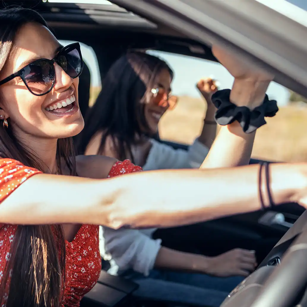 Chicas conduciendo en verano