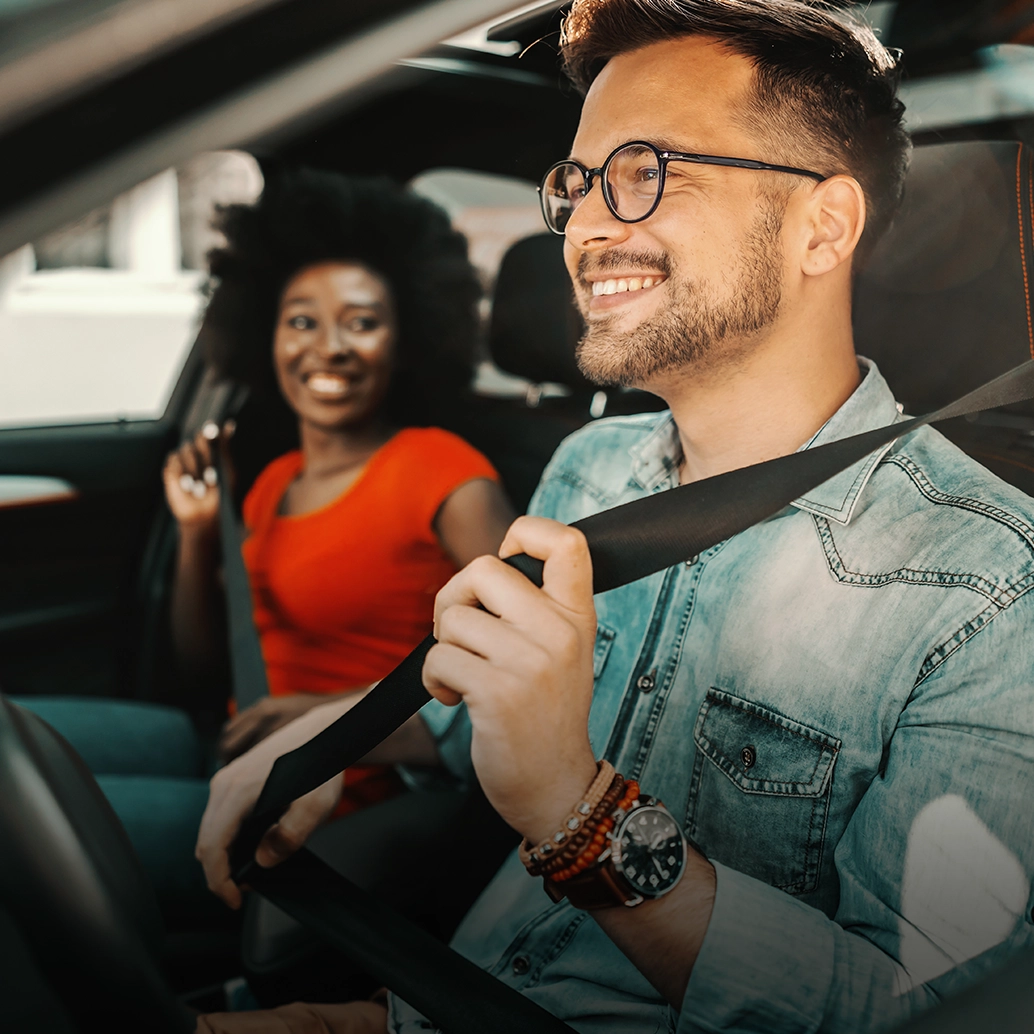 Refinanciación automática Hombre y mujer conduciendo un coche