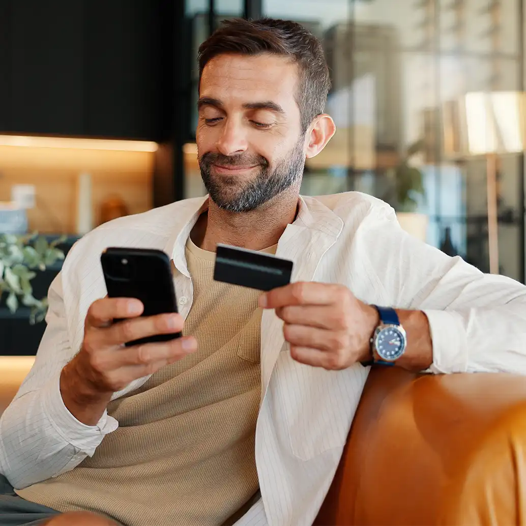 Hombre con tarjeta y teléfono