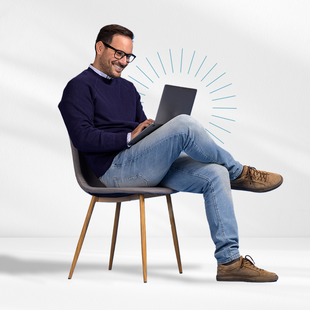 Hombre en silla con computadora portátil