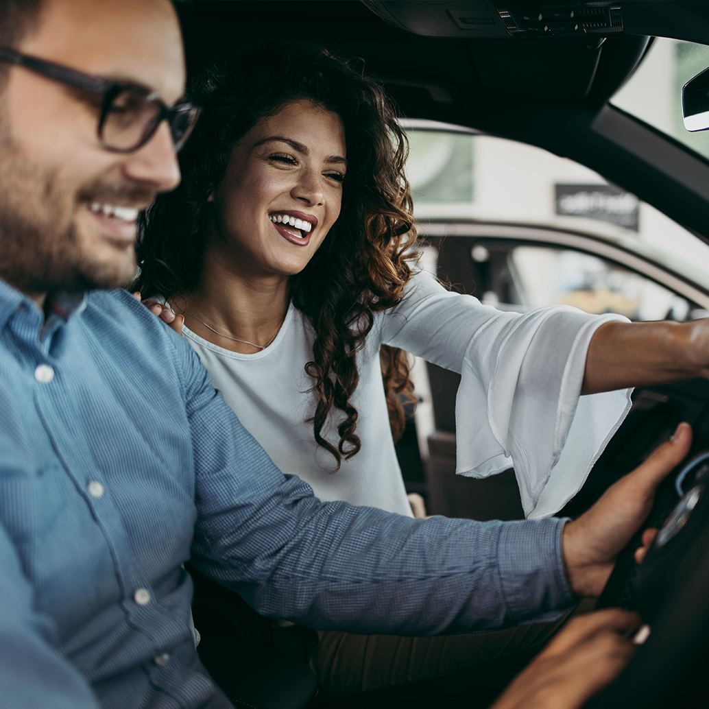 Refinanciación automática Hombre y mujer conduciendo un coche