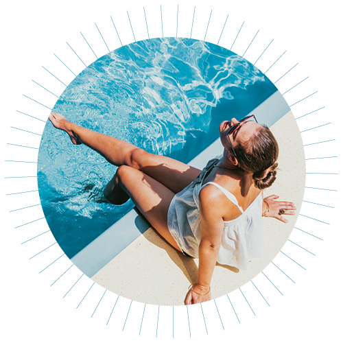 Mujeres junto a la piscina