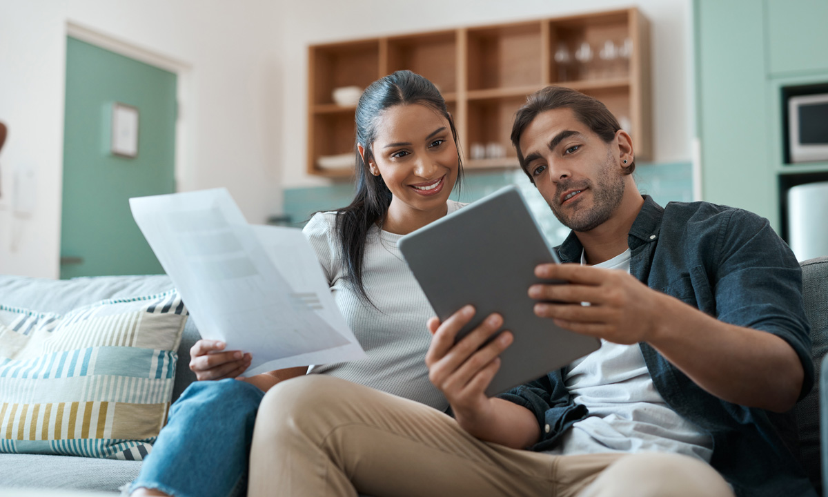 Pareja hispana pagando facturas en iPad