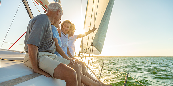 personas mayores felices en el barco